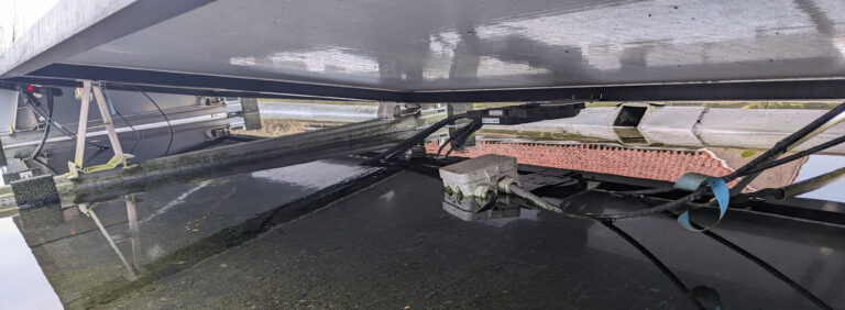 Lasdoos 230V van Enphase micro-omvormers in het water