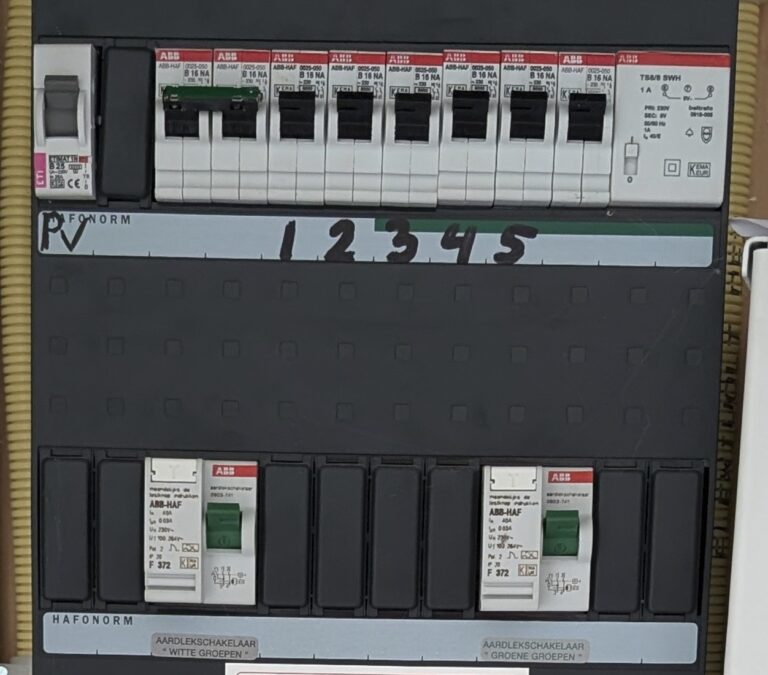 Teveel groepen op de aardlekschakelaars. De 9e groep van 25A voor de zonnepanelen mag er zeker niet meer bij. Bovendien zijn de 'groene' en 'witte' groepen niet gemarkeerd.