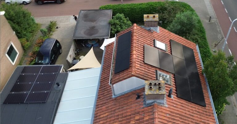 Drone beeld. 8 Verwijderde panelen doorgezakt tuinhuis nu op garagedak links. Plus 10 nieuwe 420Wp panelen op de woning.