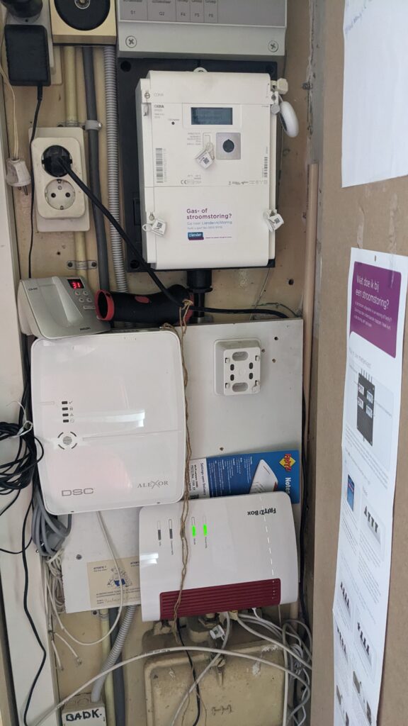 Meterkast met heel veel overbodige zaken die niet meer werken. Niet op de foto onderin de kast nog meer zoals een batterijunit.