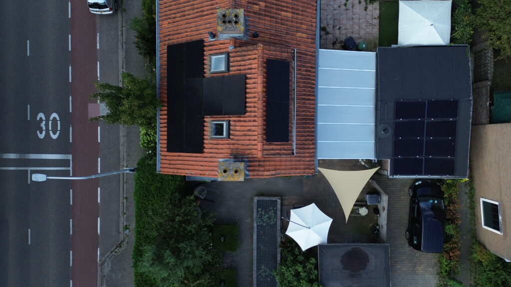 Opname van boven van de gehele nieuwe en verplaatste PV installatie