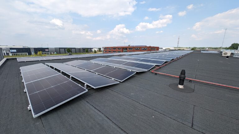 216 PV panelen in verschillende oriëntaties op plat dak bedrijfsgebouw