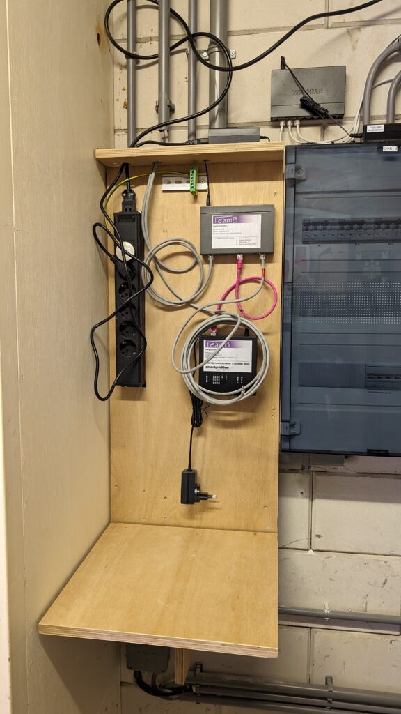 Het Eniris EMS systeem compleet met switch en internet connectie