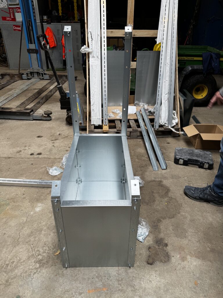 De GSE onderconstructie bakken monteren.