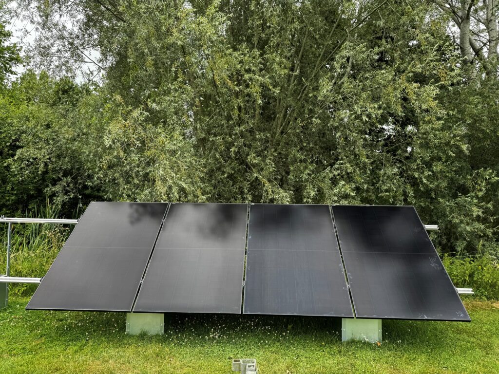 Montage van de AIKO panelen op de constructie