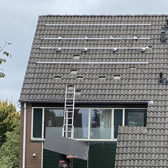 Pv installatie, dak schuin in opbouw voor 8 panelen. IQ7A omvormers al gemonteerd met kabel.