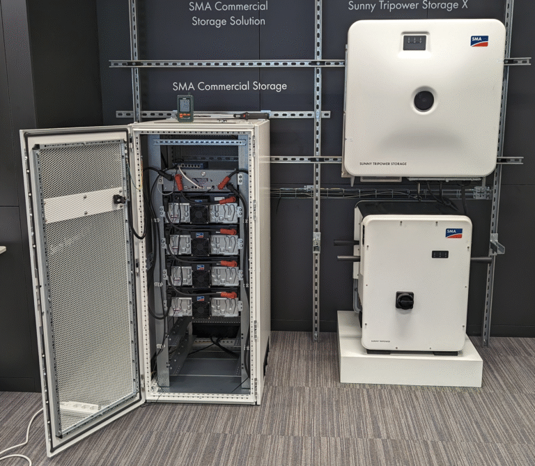 Foto met links de kast met batterijen. Rechts boven de omvormer om van de batterijen 230V te maken. Rechts onder de omvormer om van de PV panelen per string 230V wisselstrom te maken.