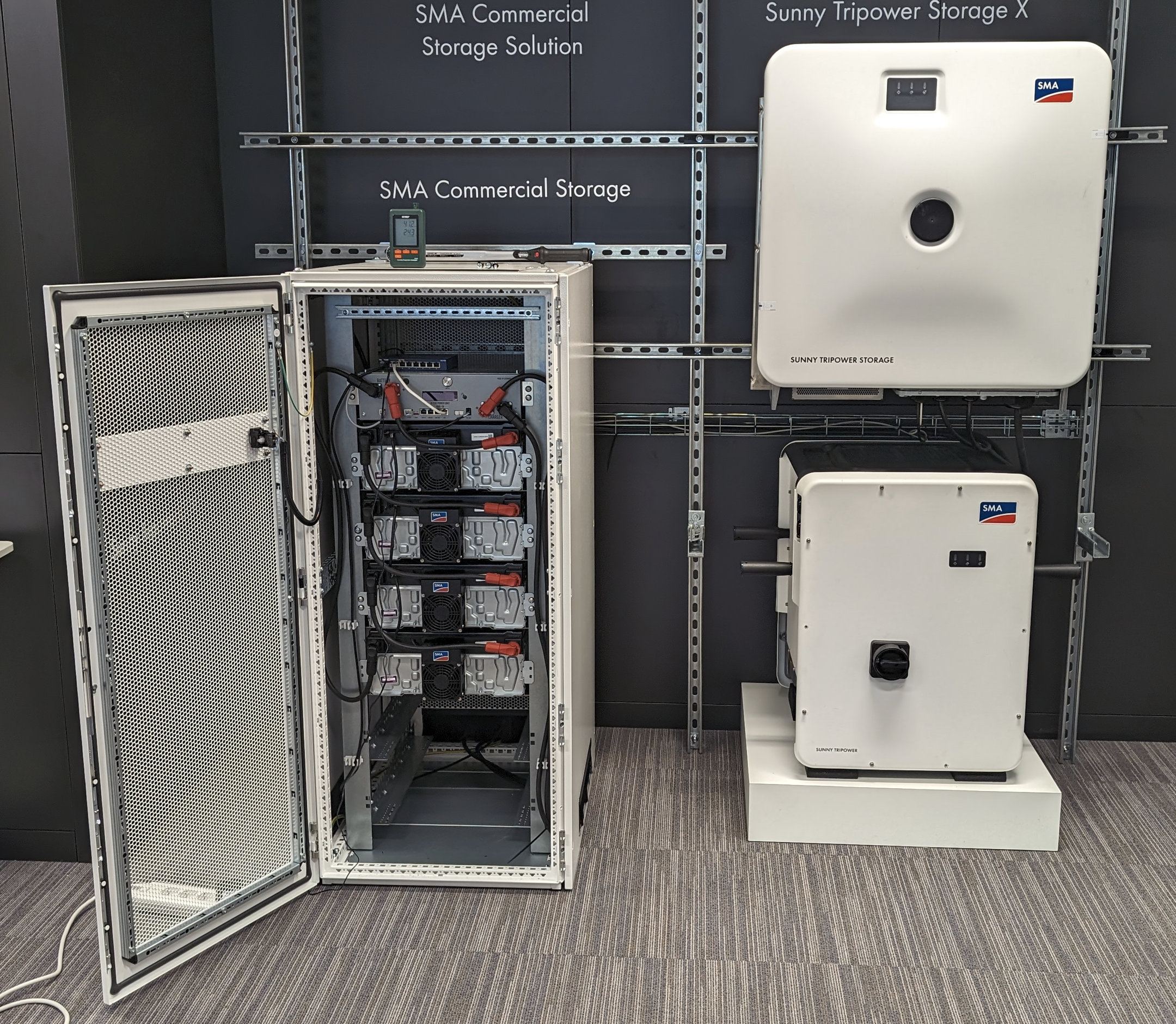 Foto met links de kast met batterijen. Rechts boven de omvormer om van de batterijen 230V te maken. Rechts onder de omvormer om van de PV panelen per string 230V wisselstrom te maken.